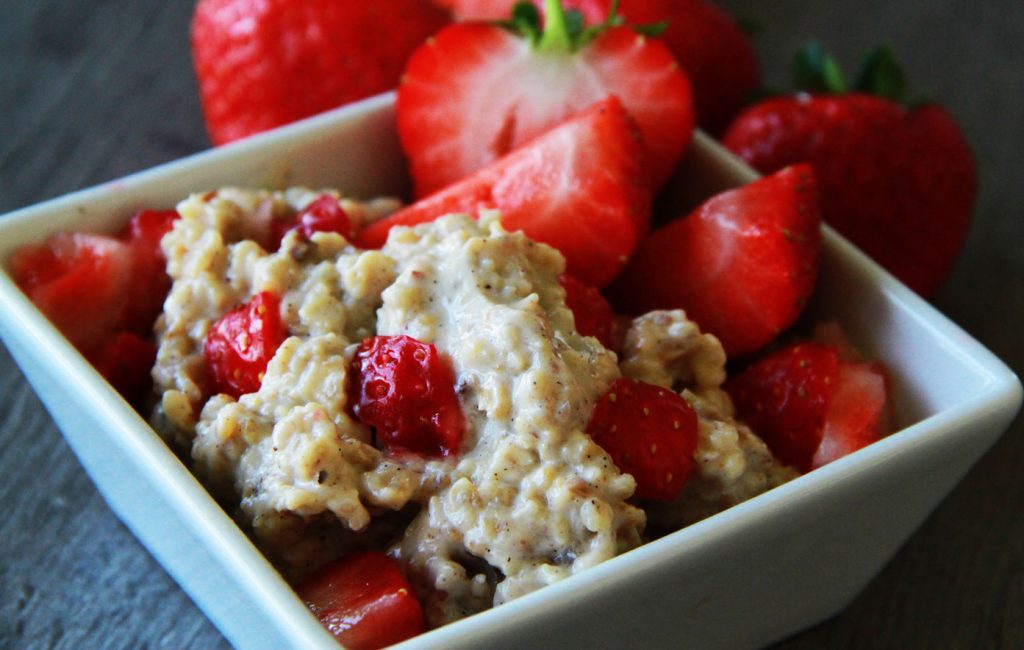 Porridge mit Erdbeeren